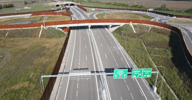 Dôležité pre motoristov: Štát chystá novú diaľničnú známku, zlacňovanie nie je v pláne