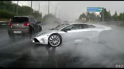 Aquaplaning si nevyberá. Rozhodí aj Lamborghini Murcielago