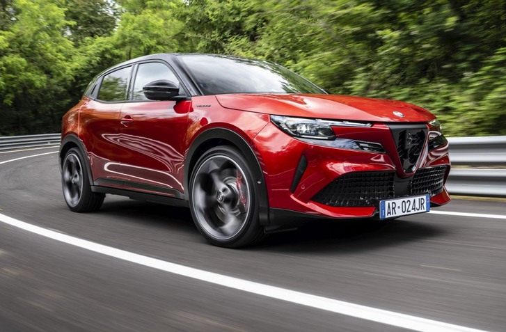 DETAILNÁ ŠPECIFIKÁCIA: ALFA ROMEO JUNIOR VELOCE JE PODĽA TALIANOV OSTRÝ HATCHBACK. NEZBLÁZNILI SA?