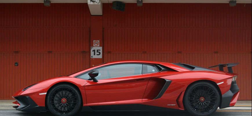 Šéf Lamborghini: superšporty zostanú verné atmosférickým motorom