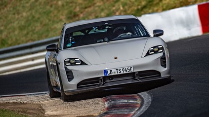 PORSCHE TAYCAN SI BERIE SPÄŤ OD TESLY TITUL NAJRÝCHLEJŠIEHO SÉRIOVÉHO ELEKTROMOBILU NA RINGU