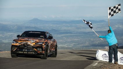 Lamborghini Urus po facelifte na Pikes Peaku. Proti Bentayge ho zvládlo o 17 s rýchlejšie