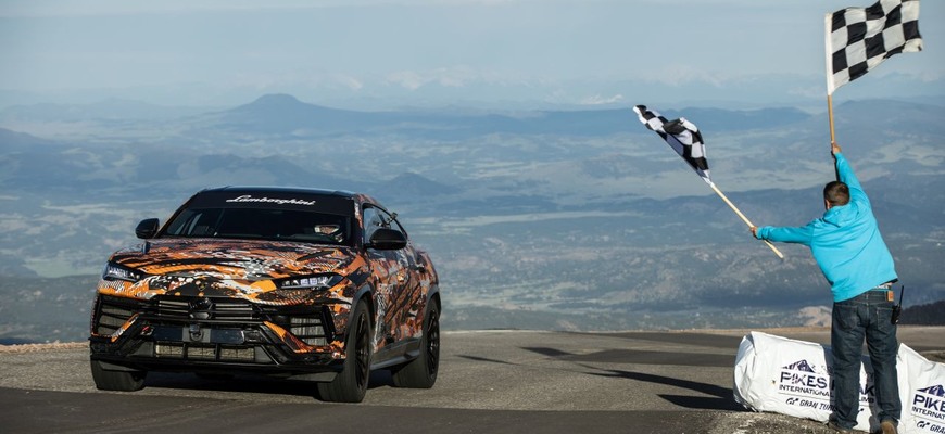 Lamborghini Urus po facelifte na Pikes Peaku. Proti Bentayge ho zvládlo o 17 s rýchlejšie