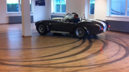 VIDEO: BLÁZON DRIFTUJE AC COBRU V OBÝVAČKE!