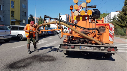 Oprava ciest striekaním asfaltu a sypaním kameniva. Áno, či nie?