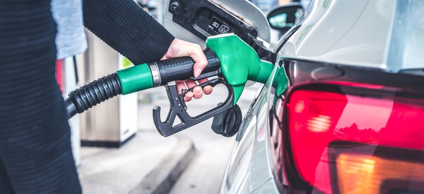 Rozdiel v cene nafty a benzínu sa zväčšuje a vieme prečo