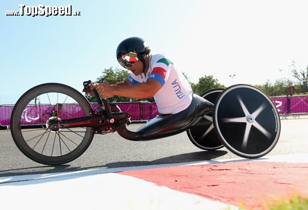 Alex Zanardi v plnom nasadení na špeciálnom bajku z karbónu