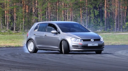 TENTO VW GOLF VYZERÁ ÚPLNE SÉRIOVO. MÁ VŠAK POHON ZADNÝCH KOLIES A MOTOR V8