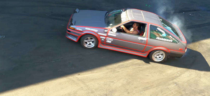 Elektrická Toyota AE86 driftuje na počkanie!