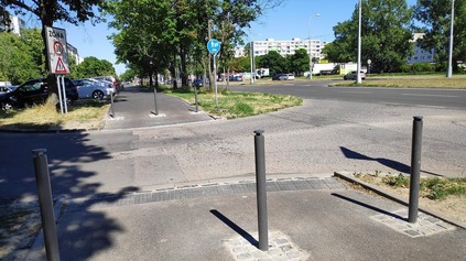 STĹPIKY V BRATISLAVE: VODIČI HOVORIA O ŠIKANE, CYKLISTI O PASCÁCH. POMÁHAJÚ VÔBEC?