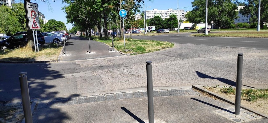 Stĺpiky v Bratislave: Vodiči hovoria o šikane, cyklisti o pascách. Pomáhajú vôbec?