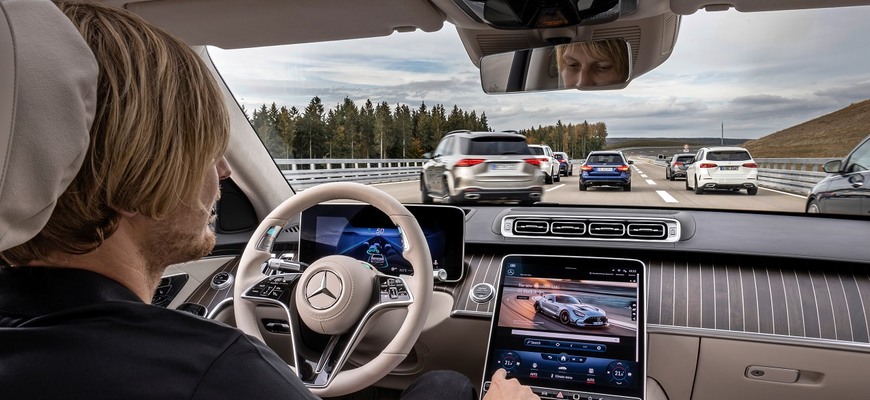 Mercedes Drive Pilot má povolenie na autonómnu jazdu úrovne 3. Predbehol tak Teslu