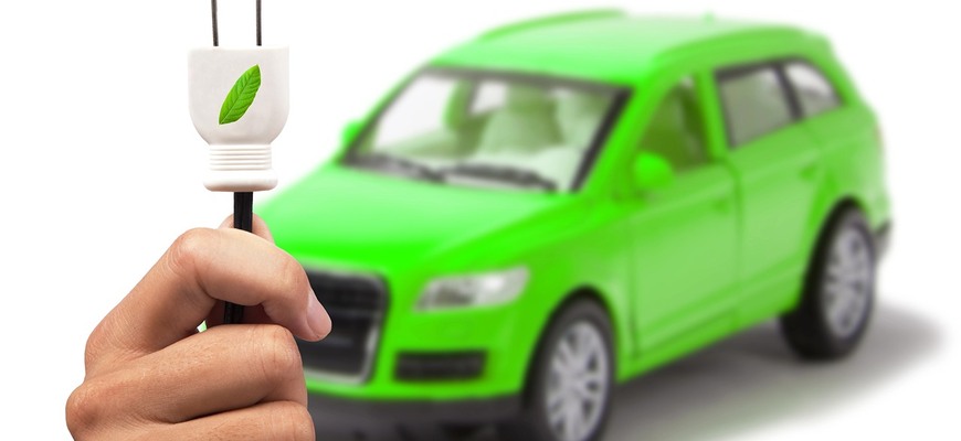 Naženú motoristov do elektromobilov? Ich nová výhoda púta pozornosť, rieši častý vodičský problém