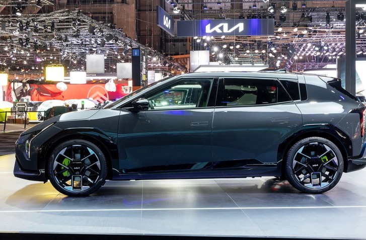 KIA V BRUSELI NARAZ PREDSTAVILA HNEĎ TRI NOVÉ ŠPORTOVÉ MODELY GT, VŠETKY SO 4X4