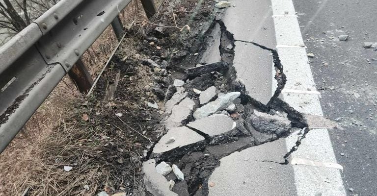 Rozbitý úsek cesty pod Strečnom: Znižovanie povolenej rýchlosti a dopravné obmedzenia!