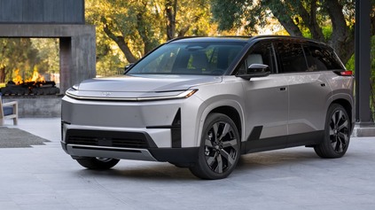 NOVÁ TOYOTA HIGHLANDER OFICIÁLNE. RISKUJE PRIAZEŇ ZÁKAZNÍKOV NA NAJDÔLEŽITEJŠOM TRHU