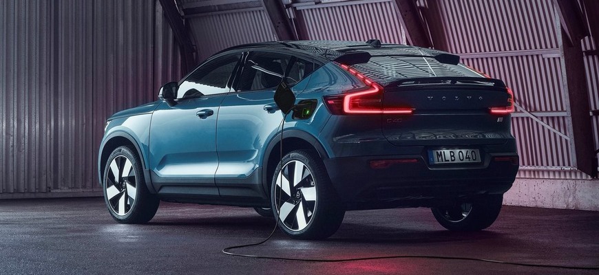 Elektromobily Volvo dostanú už z výroby celoročné pneumatiky. Okolo nuly sú vraj lepšie, než zimné