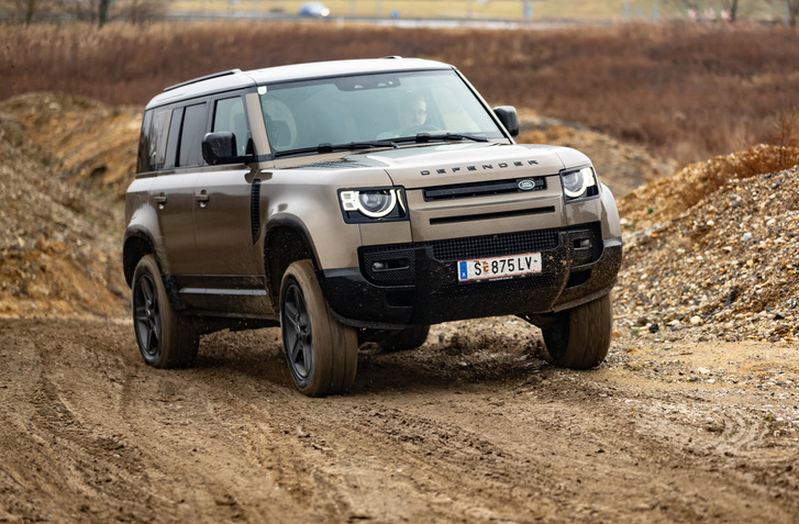 TEST LAND ROVER DEFENDER 110 P400 X-DYNAMIC HSE – VERNÝ SVOJIM PREDKOM?