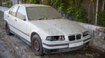 VRAKY BEZ MAJITEĽOV ZABERAJÚ VEREJNÝ PRIESTOR CELÉ MESIACE. ČO S TÝM?
