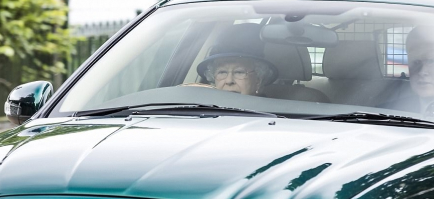 Britská kráľovná Alžbeta II. šoféruje aj po 90ke. A bez vodičáku...