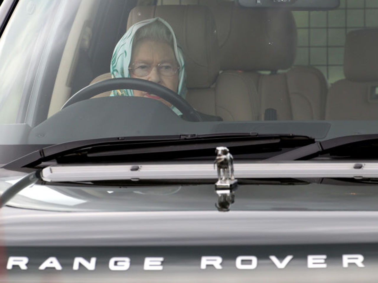 Britská kráľovná Alžbeta II šoféruje sama