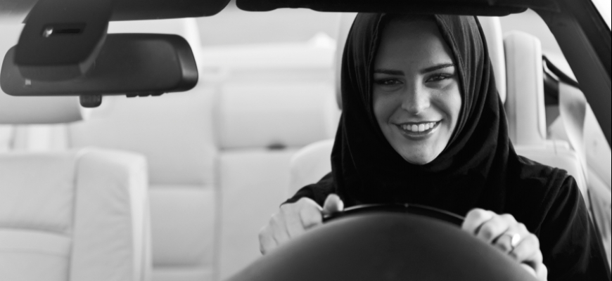 Ženy v Saudskej Arábii budú môcť o mesiac šoférovať