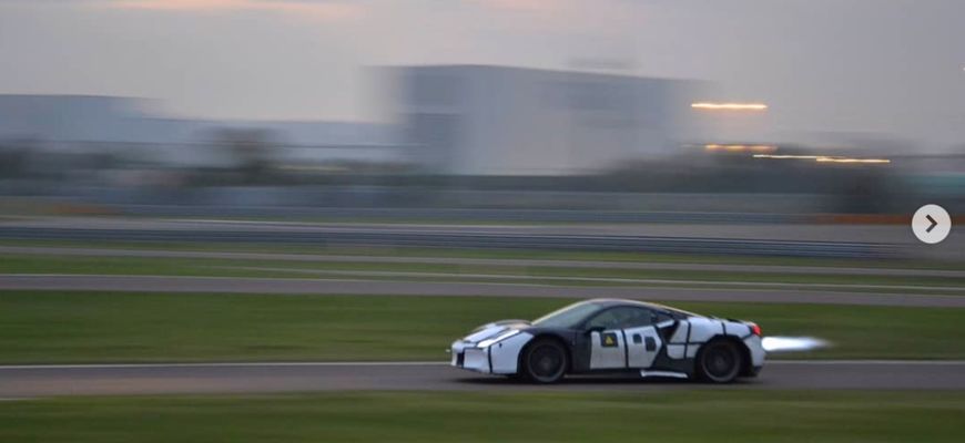Ferrari hybrid s motorom V6 strieľa na testovacom okruhu plamene
