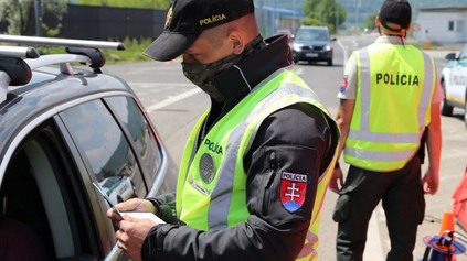 Policajti menovky na uniformách po novom už nebudú mať