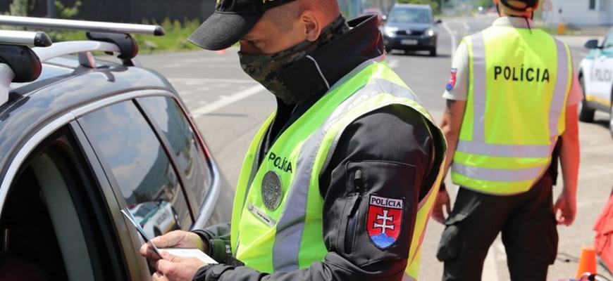 Policajti menovky na uniformách po novom už nebudú mať