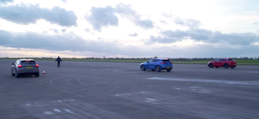 Drag race Audi SQ2 s BMW X2 M35i a VW T-Roc R