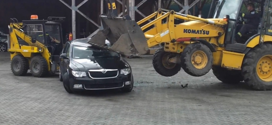 VIDEO: V ČR záchranárom demolovali nové škodovky bagrami