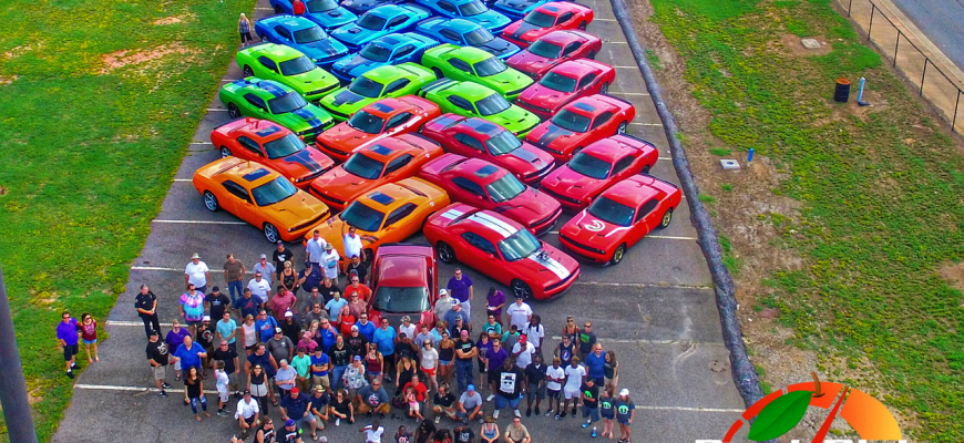Americký autoklub vytvoril zo 76 Dodge Challengerov dúhu