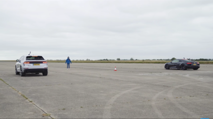DRAG RACE AUDI R8 PROTI RSQ8: NEPOROVNATEĽNÝ SÚBOJ?
