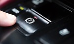 Elektrická parkovacia brzda: čo sa stane, keď ju zatiahnete počas jazdy?