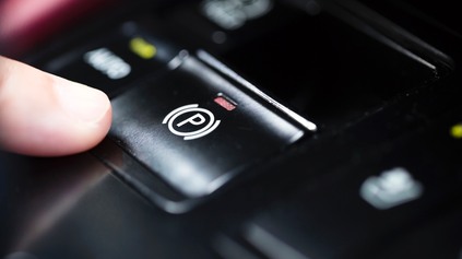 ELEKTRICKÁ PARKOVACIA BRZDA: ČO SA STANE, KEĎ JU ZATIAHNETE POČAS JAZDY?