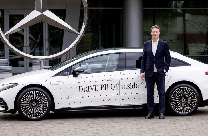 ŠÉF MERCEDESU OTVORENE KRITIZUJE ZÁKAZ SPAĽOVACÍCH MOTOROV OD ROKU 2035. „TRH SA ZRÚTI,“ VARUJE!
