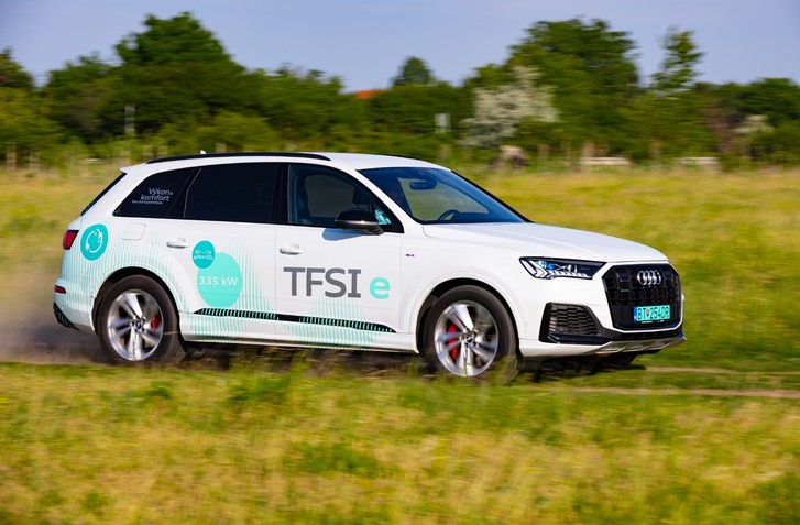 TEST AUDI Q7 60 TFSI E: PORUČÍME VETRU, DAŽĎU