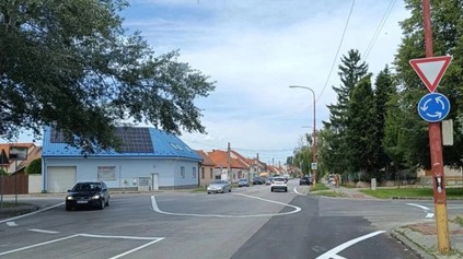 MAĽOVANÉ KRUHÁČE SPÔSOBUJÚ KOLÍZNE SITUÁCIE. AUTOBUSY A KAMIÓNY SOTVA PREJDÚ