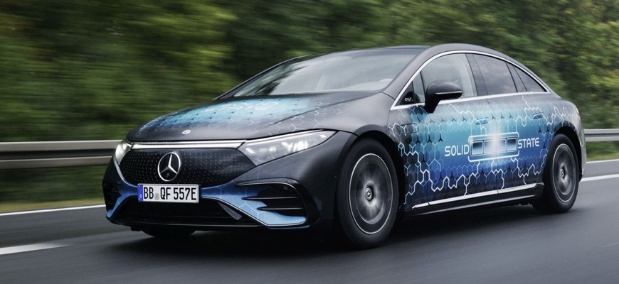 Mercedes EQS zvládol s novým typom batérie viac ako 1200 km na jedno nabitie