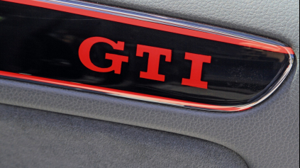 PÍSMENÁ „GTI“ DEFINITÍVNE NEPATRIA VW. SPOR SO SUZUKI SKONČIL