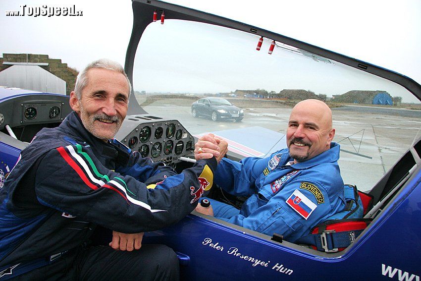 Prvý slovenský kozmonaut Ivan Bella a jeden z najlepších akrobatických pilotov sveta Peter Besenyei. A hádajte, čo je opäť v pozadí za oboma pánmi :)