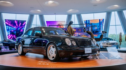 MERCEDES E60 AMG BOL VRCHOL ZNAČKY V ÉRE W210, DNES JE TO YOUNGTIMER V MÚZEU
