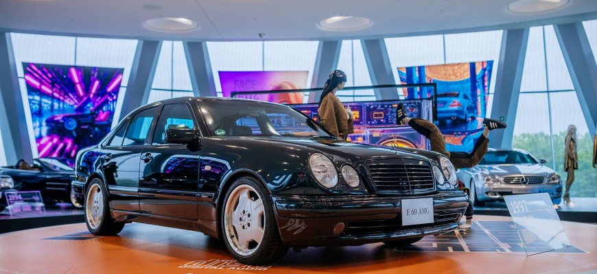 Mercedes E60 AMG bol vrchol značky v ére W210, dnes je to youngtimer v múzeu