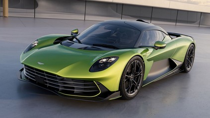 NOVÝ ASTON MARTIN VALHALLA OFICIÁLNE. SUPER PLUG-IN HYBRID KOMBINUJE V8 A TRI ELEKTROMOTORY