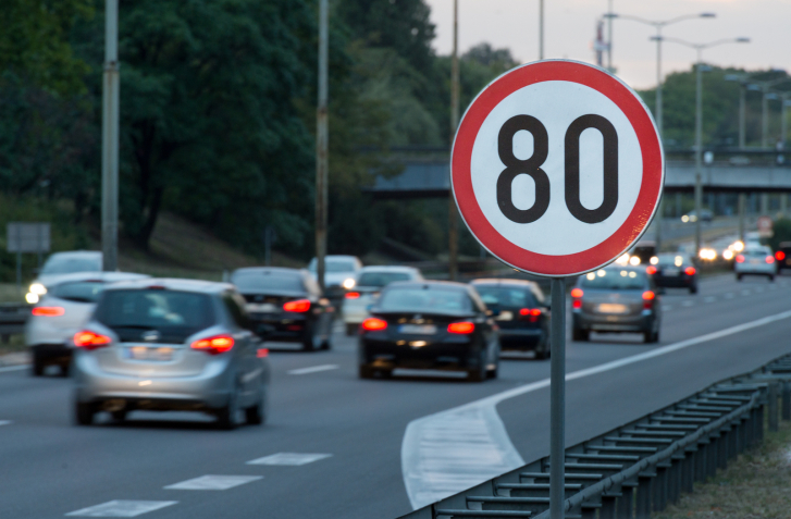 FRANCÚZSKO ZNÍŽI RÝCHLOSŤ Z 90 KM/H NA 80 KM/H. KTO BUDE ĎALŠÍ?