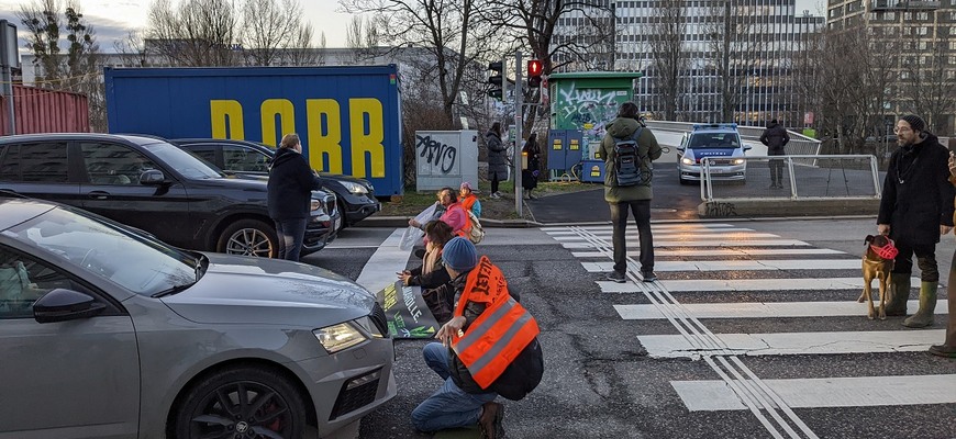 Praskli mu nervy. Chcel poriadok. Ekoaktivisti sa lepiť k diaľnici z BA do Viedne nestihli (video)