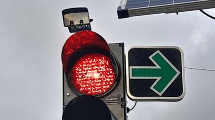 Pozor, nová dopravná značka má prednosť pred semaforom. Viete kedy umožní prejsť na červenú?