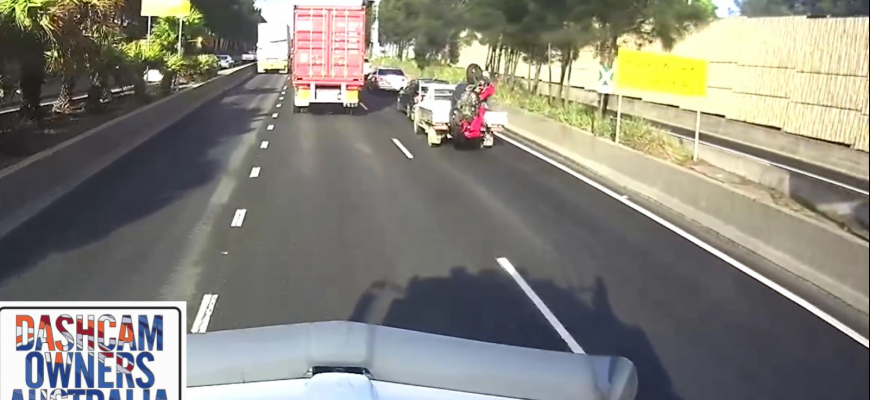 Nepozorný motorkár si počas jazdy nastúpil na pick-up