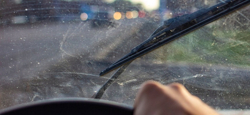 Máte poškriabané sklo na aute? Čo s tým?