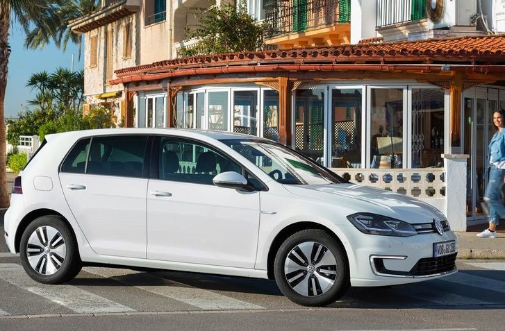 VW PREDĹŽIL ŽIVOT E-GOLFU. SPÔSOBILI TO PROBLÉMY VW ID.3